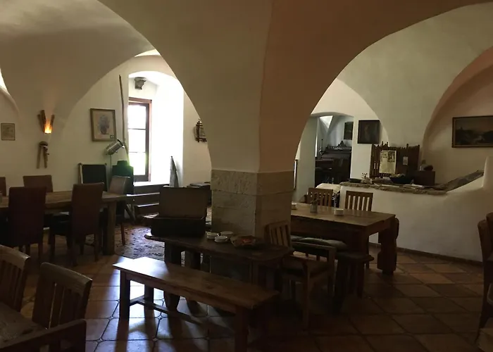 Daire Holubnik Statecnych Zen Kralovych Luže